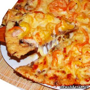 Пицца с курицей и маринованным перцем